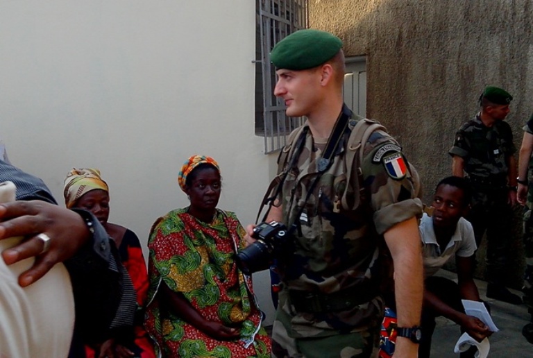 Article : A Abidjan, les militaires français troquent le treillis pour la Croix-Rouge