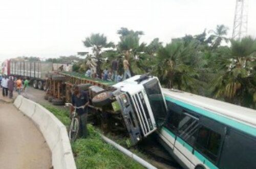 Article : Abidjan, un camion tombe du pont et percute un bus