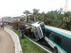 Article : Abidjan, un camion tombe du pont et percute un bus