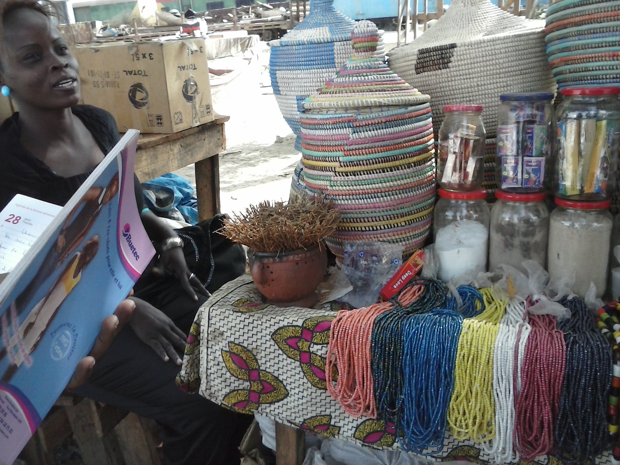 Au marché du port de Dakar, demandé le prix d'un produit sans achété n'est pas chose aisé. Crédit photo: FBI