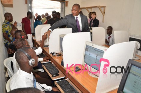 Le ministre ivoirien des TIC effectuant une visite dans un cybercafé. crédit photo: Koaci