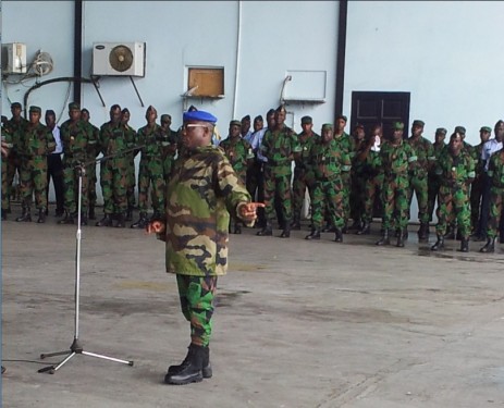 Le chef d'état-major général des FRCI, Soumaïla Bakayoko, devant ses hommes. crédit photo: connectionivoirienne