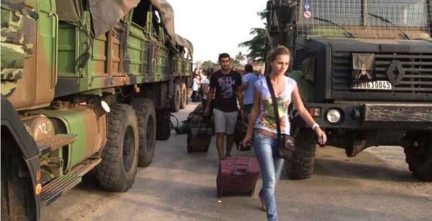 Plusieurs ressortissants fran&ccedil;ais d&eacute;cident de quitter la C&ocirc;te d'Ivoire en 2004. cr&eacute;dit photo: DR