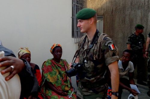 Article : A Abidjan, les militaires français troquent le treillis pour la Croix-Rouge