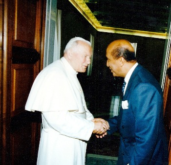 Le protocole d'Houphouët reçu par le Pape Jean-Paule II. Ph: DR