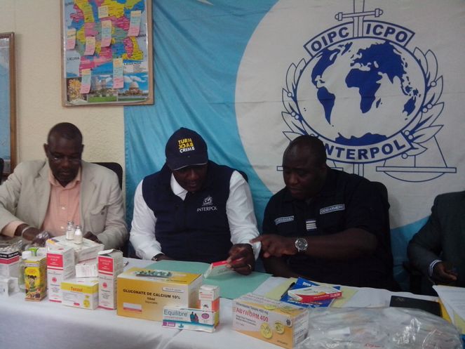 Le Commissaire Angui Eboi au centre, sur la photo. Ph: DR