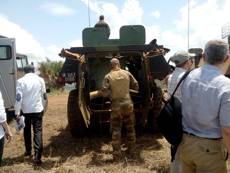 Arriv&eacute;e des journalistes et diplomates, qui pour la plupart ont &eacute;t&eacute; transport&eacute;s par char sur le champ de tir. Ph: FBI