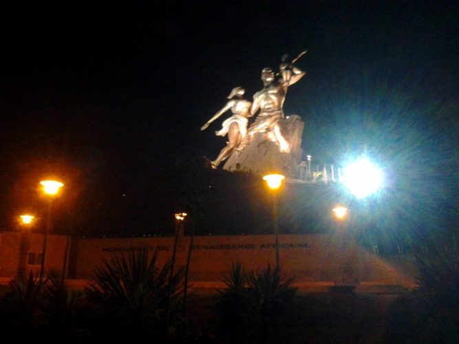 Le Monument de la Renaissance Africaine (MRA), la nuit à Dakar. © FBI