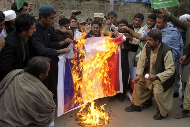 En guise de protestation contre la une de Charlie Hebdo  des drapeaux fran&ccedil;ais ont &eacute;t&eacute; br&ucirc;l&eacute;s &agrave; Karachi. Ph: Rtl