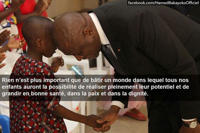 Un enfant porteur d'un message aux ministre de l&rsquo;int&eacute;rieur ivoirien Hamed Bakayoko. 