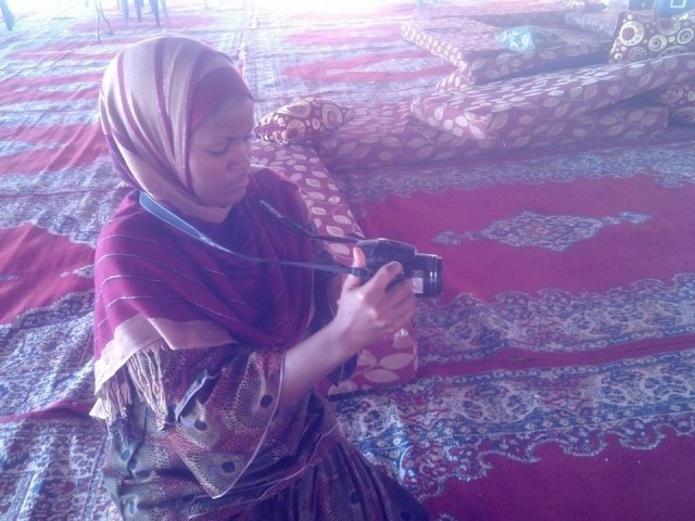 Awa Seydou, avec un appareil photo en mains © Artowa Tsemha-Boulleys
