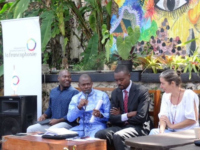 Le mod&eacute;rateur de la Table ronde, Baba Idriss Fofana, au micro &copy; OIF-BRPC