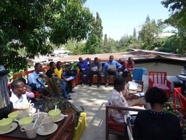 Une table ronde dans les hauteurs de Port-au-Prince (Thomassin 32) &copy; OIF/BRPC