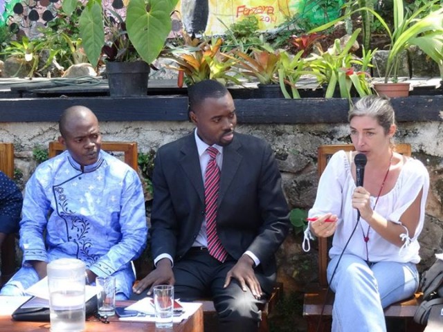 Am&eacute;lie Baron, la doyenne des correspondants de presse internationale en Ha&iuml;ti, f&eacute;rue de tweeter, au micro &copy; OIF-BRPC